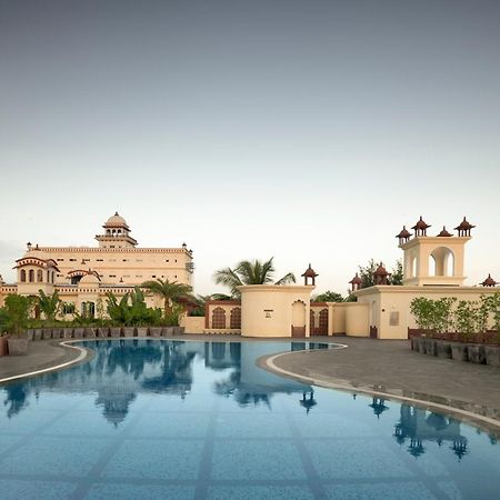 Uday Palace Navsari, A Member Of Radisson Individuals Buitenkant foto