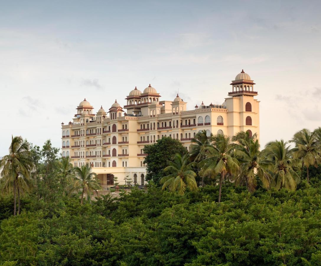 Uday Palace Navsari, A Member Of Radisson Individuals Buitenkant foto