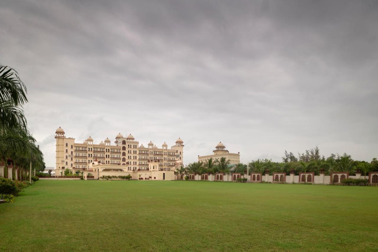 Uday Palace Navsari, A Member Of Radisson Individuals Buitenkant foto