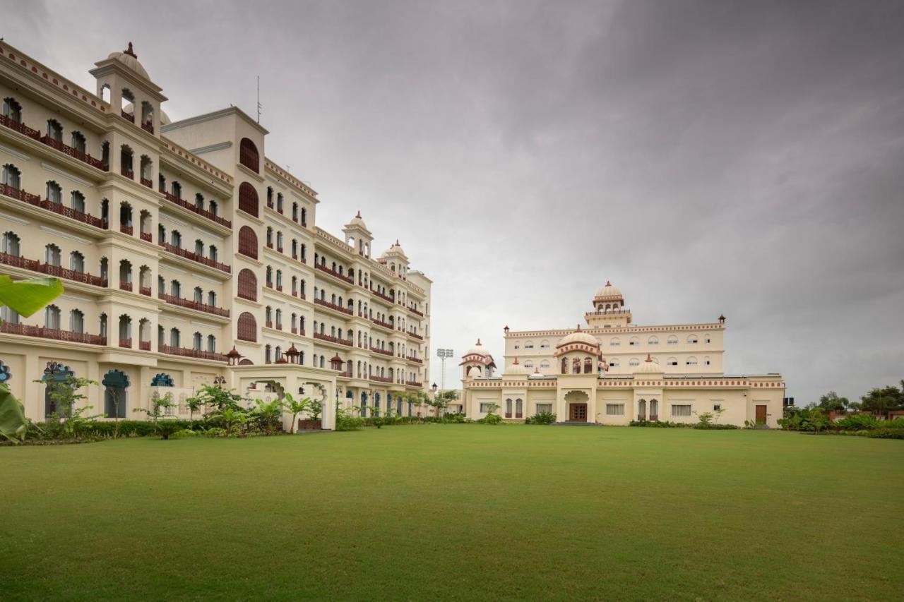 Uday Palace Navsari, A Member Of Radisson Individuals Buitenkant foto