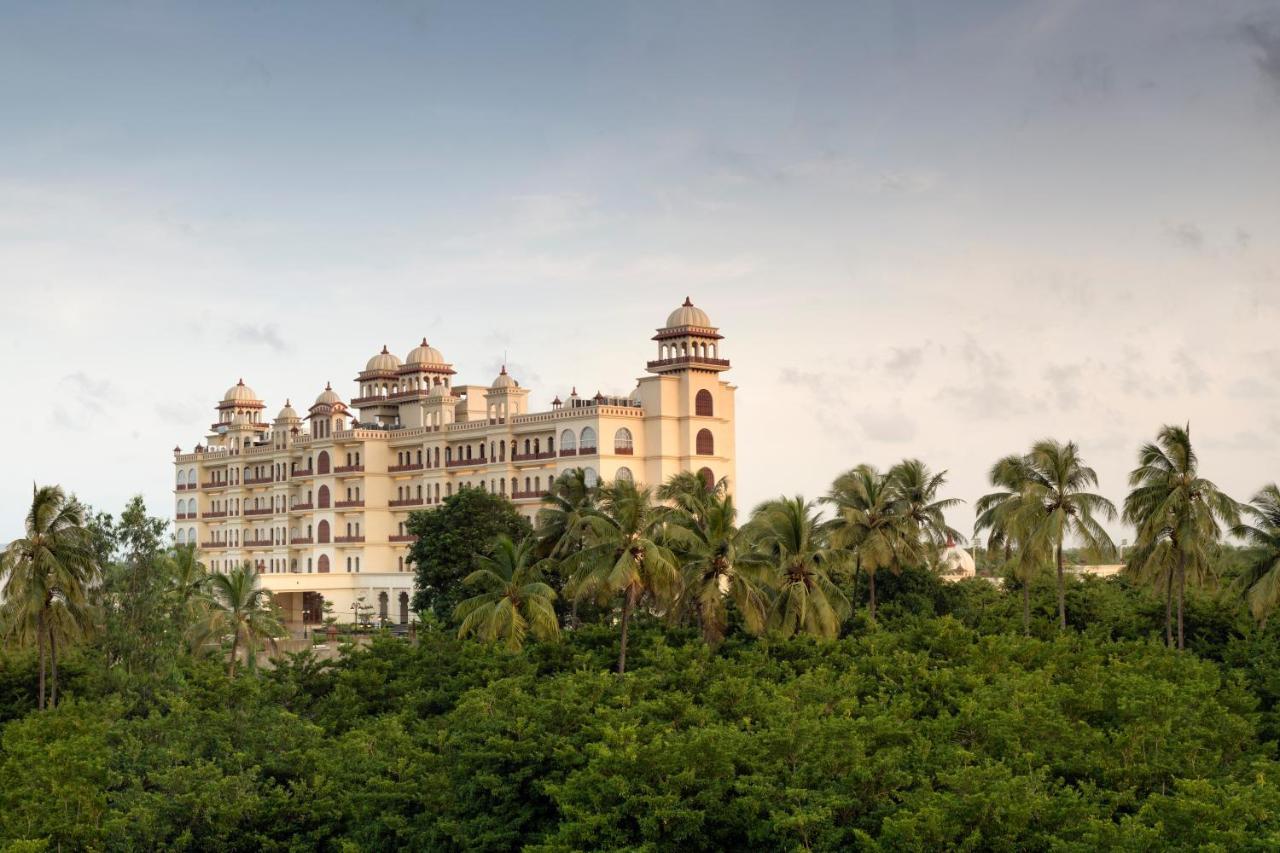 Uday Palace Navsari, A Member Of Radisson Individuals Buitenkant foto