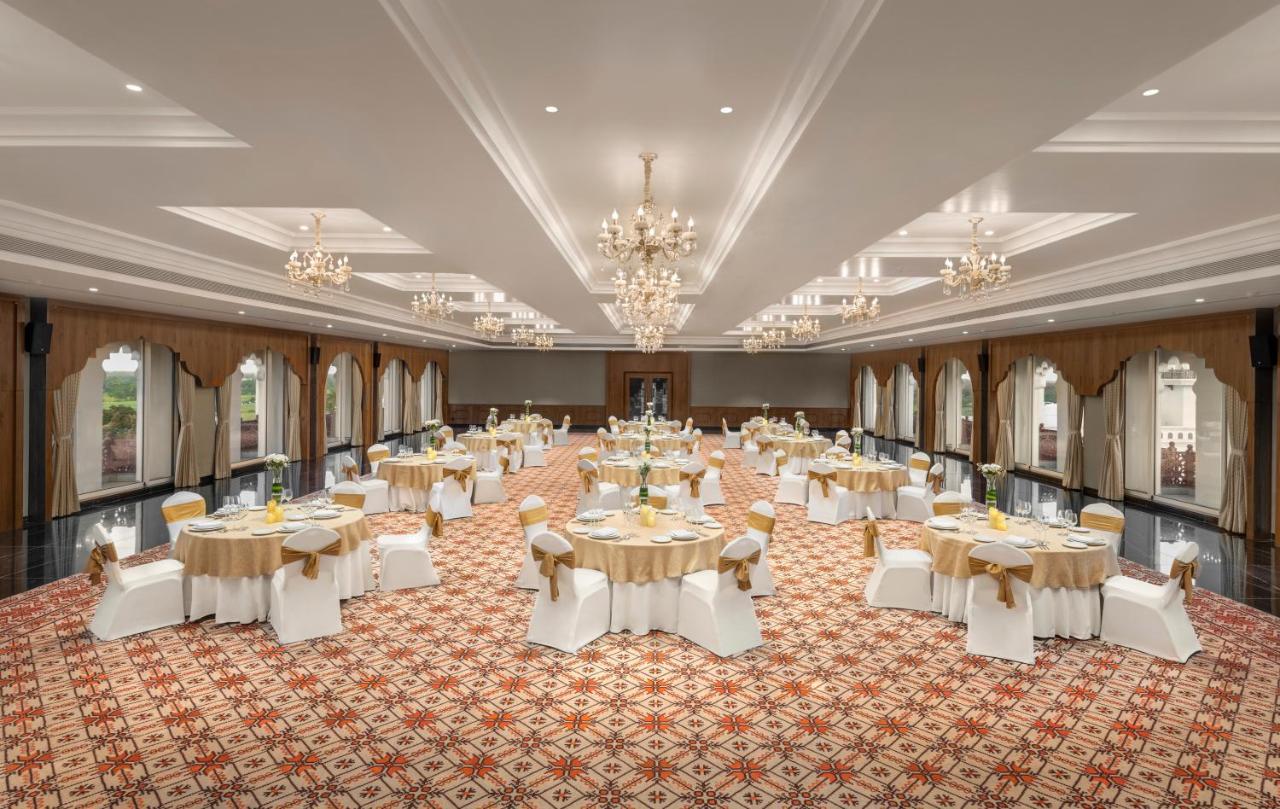 Uday Palace Navsari, A Member Of Radisson Individuals Buitenkant foto