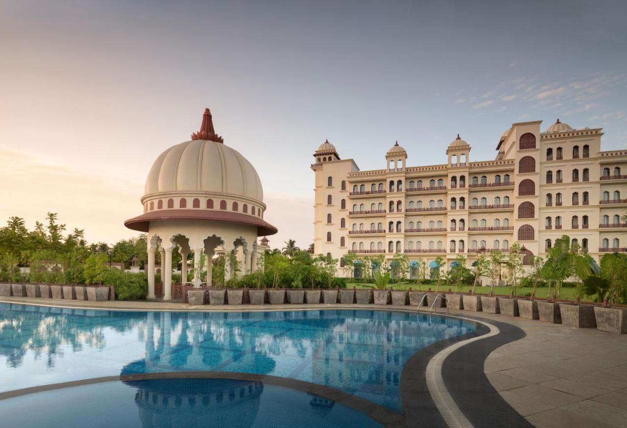Uday Palace Navsari, A Member Of Radisson Individuals Buitenkant foto