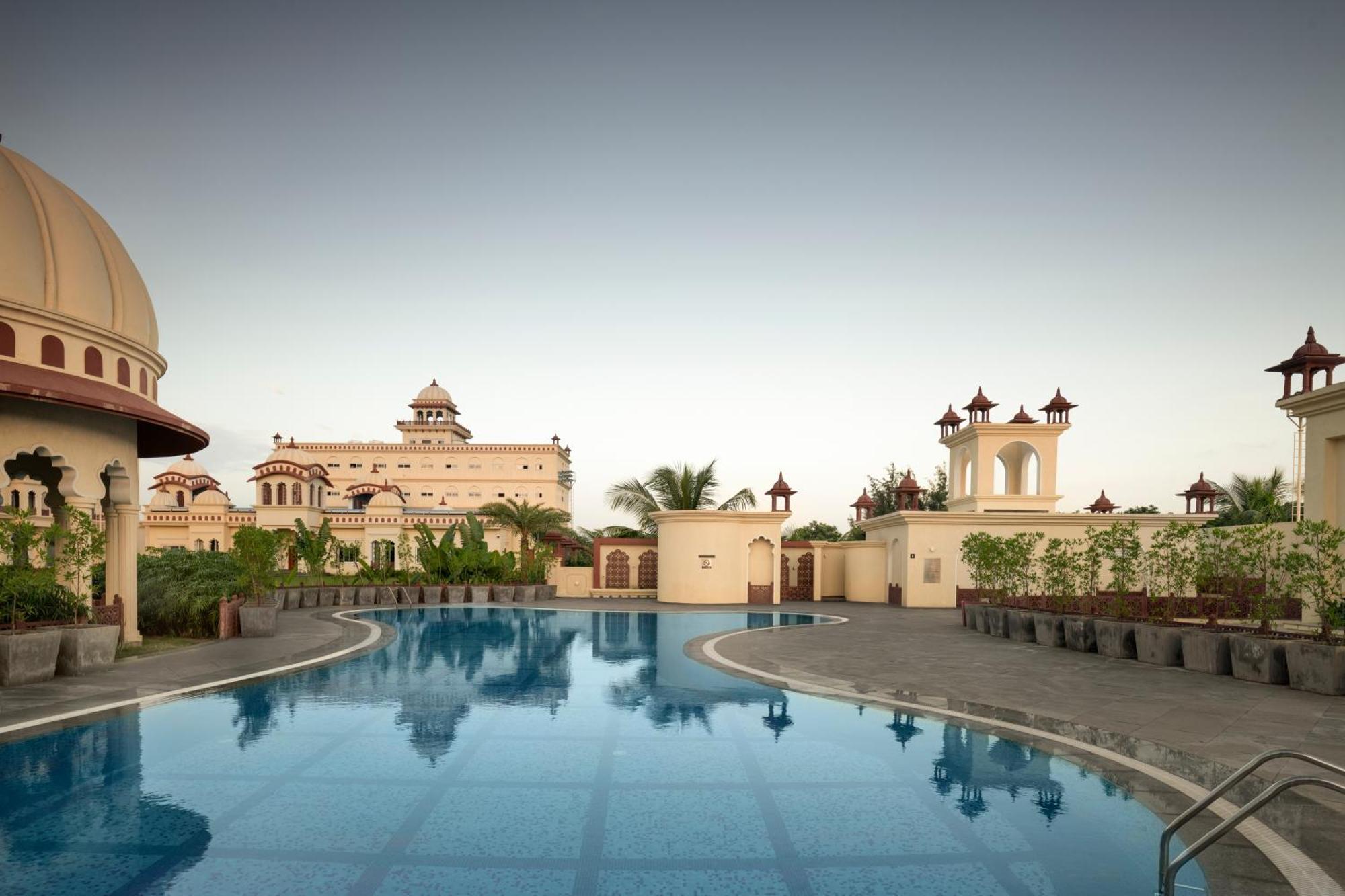 Uday Palace Navsari, A Member Of Radisson Individuals Buitenkant foto